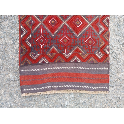 330A - Good quality decorative carpet runner {373cm W x 75cm L} (not available to view in person).