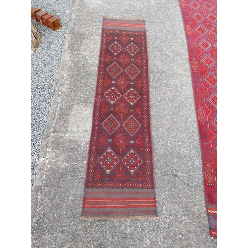 420A - Good quality decorative carpet runner {246cm W x 60cm L} (not available to view in person).