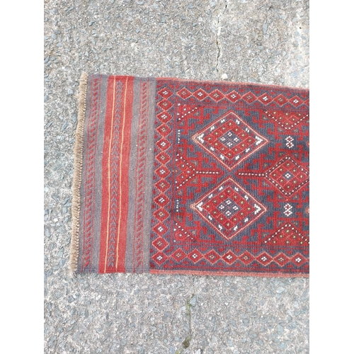 420A - Good quality decorative carpet runner {246cm W x 60cm L} (not available to view in person).