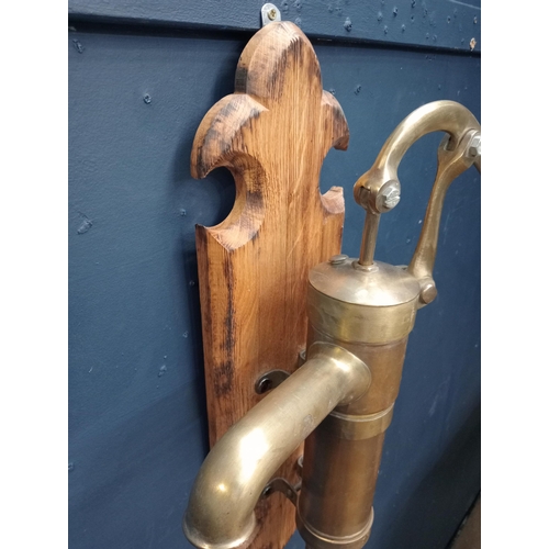 297A - Brass pump mounted on oak plaque  {H 60cm x W 36cm x D 45cm }.