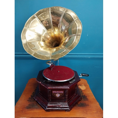 175 - Brass horn gramaphone {67 cm H x 55 cm W x 42 cm D}.