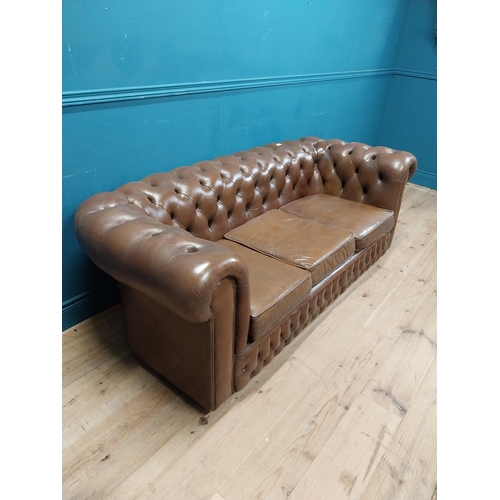 98 - Good quality leather deep buttoned Chesterfield three seater sofa {70 cm H x 190 cm W x 87 cm D}.