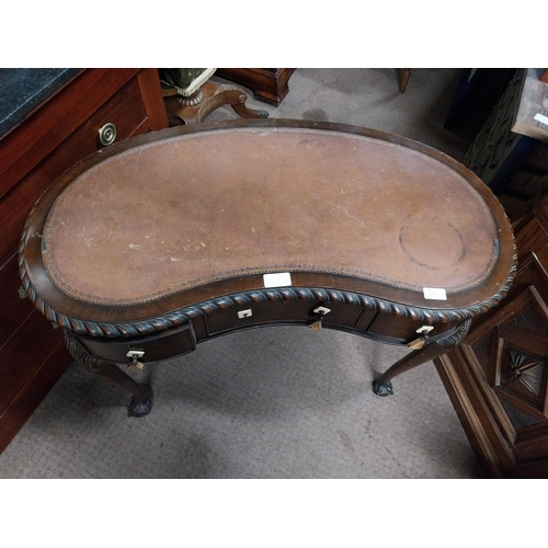 964 - Edwardian mahogany kidney shaped ladies desk with inset leather top {76 cm H x 92 cm W x 52 cm D}.