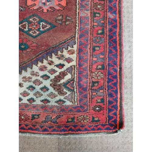 82 - Good quality Persian rug. {160 cm L x 110 cm W}.