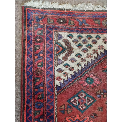 82 - Good quality Persian rug. {160 cm L x 110 cm W}.