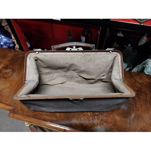 867 - Early 20th C. gladstone bag {24 cm H x 43 cm W x 16 cm D}.