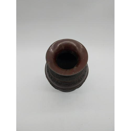 921 - Bronze Oriental vase. {25 cm H x 13 cm Dia.}.