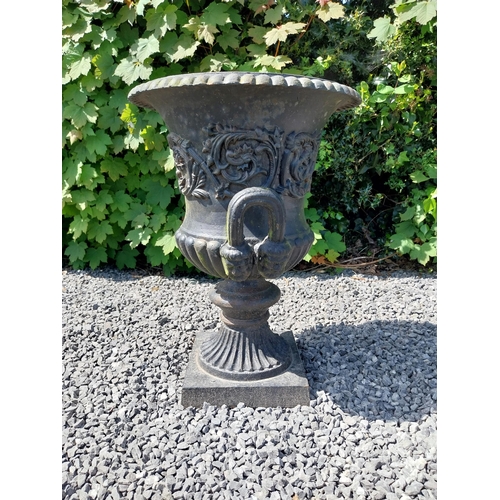 1002 - Good quality French decorative cast iron urn {60 cm H x 47 cm Dia.}.