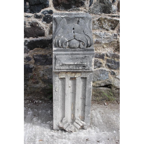 107 - 19th C. reeded sandstone balcony corbel decorated with acanthus leaves {H 80cm x W 27cm x D 47cm }. ... 