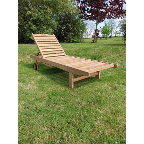 318 - Good quality teak sun lounger {92 cm H x 65 cm W x 200 cm L}.