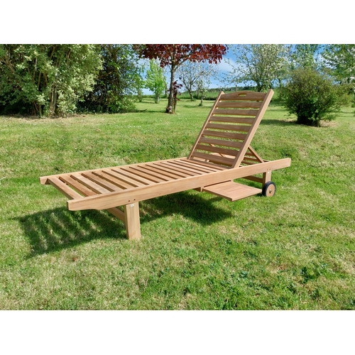 318 - Good quality teak sun lounger {92 cm H x 65 cm W x 200 cm L}.