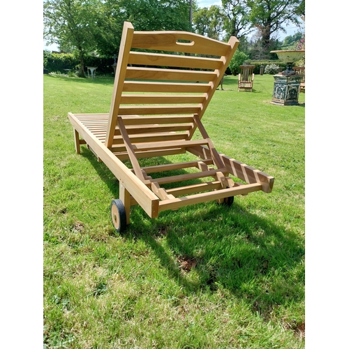 318 - Good quality teak sun lounger {92 cm H x 65 cm W x 200 cm L}.