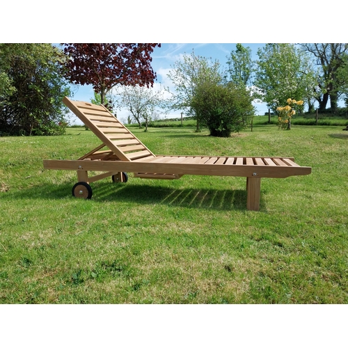 318 - Good quality teak sun lounger {92 cm H x 65 cm W x 200 cm L}.