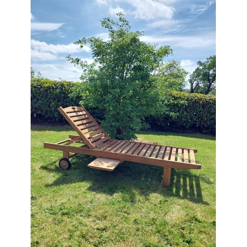 319 - Good quality teak sun lounger {92 cm H x 65 cm W x 200 cm L}.