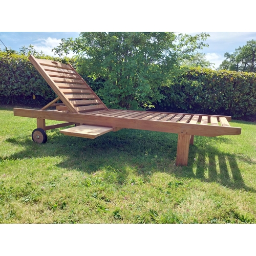 319 - Good quality teak sun lounger {92 cm H x 65 cm W x 200 cm L}.