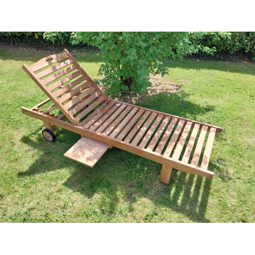 319 - Good quality teak sun lounger {92 cm H x 65 cm W x 200 cm L}.