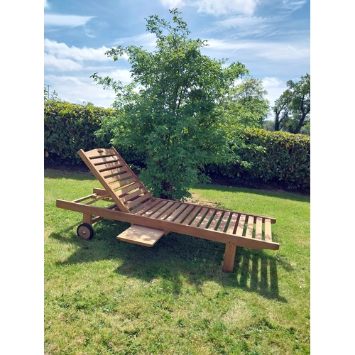 319 - Good quality teak sun lounger {92 cm H x 65 cm W x 200 cm L}.