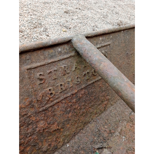 397 - Cast iron feeding trough {H 28cm x W 142cm x D 30cm }. (NOT AVAILABLE TO VIEW IN PERSON)