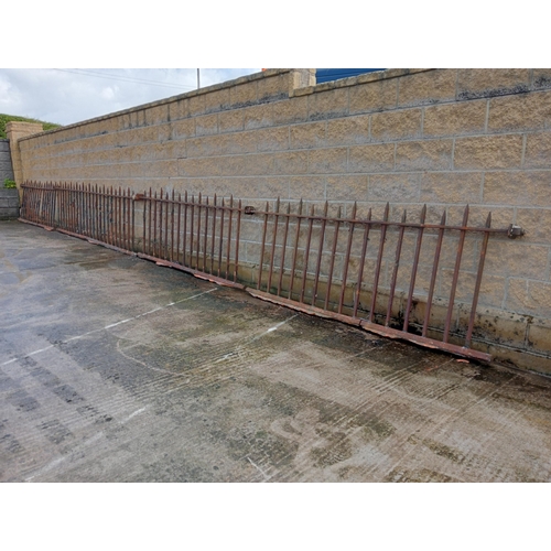 433 - Cast iron railings with staggered points {Total length 26 metres x H 100}. (NOT AVAILABLE TO VIEW IN... 