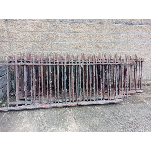 433 - Cast iron railings with staggered points {Total length 26 metres x H 100}. (NOT AVAILABLE TO VIEW IN... 