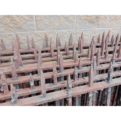 433 - Cast iron railings with staggered points {Total length 26 metres x H 100}. (NOT AVAILABLE TO VIEW IN... 