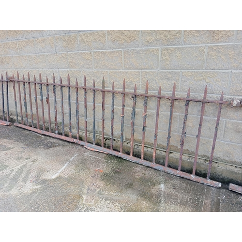 433 - Cast iron railings with staggered points {Total length 26 metres x H 100}. (NOT AVAILABLE TO VIEW IN... 