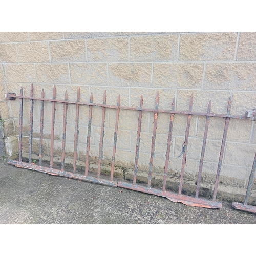 433 - Cast iron railings with staggered points {Total length 26 metres x H 100}. (NOT AVAILABLE TO VIEW IN... 