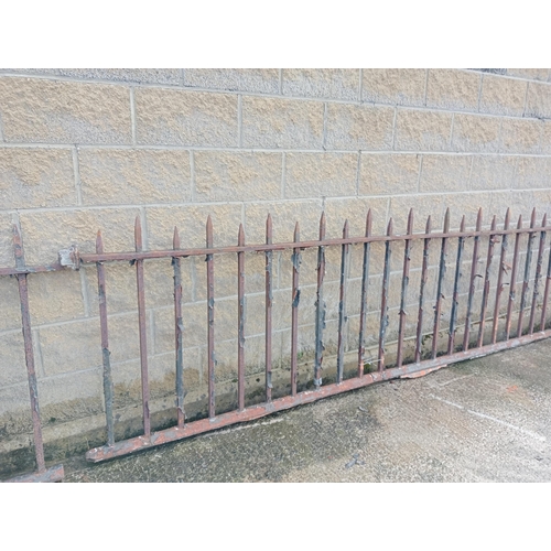 433 - Cast iron railings with staggered points {Total length 26 metres x H 100}. (NOT AVAILABLE TO VIEW IN... 