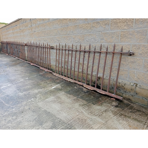 433 - Cast iron railings with staggered points {Total length 26 metres x H 100}. (NOT AVAILABLE TO VIEW IN... 