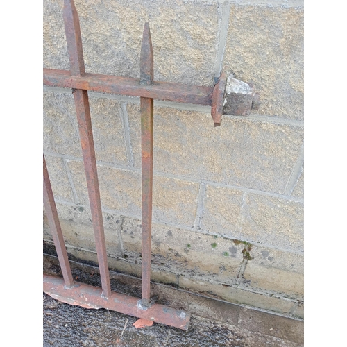 433 - Cast iron railings with staggered points {Total length 26 metres x H 100}. (NOT AVAILABLE TO VIEW IN... 