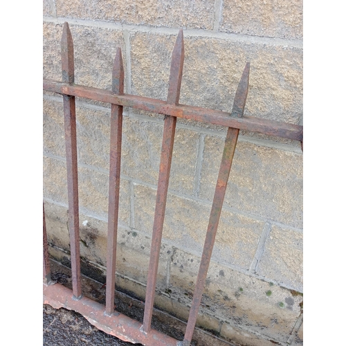 433 - Cast iron railings with staggered points {Total length 26 metres x H 100}. (NOT AVAILABLE TO VIEW IN... 