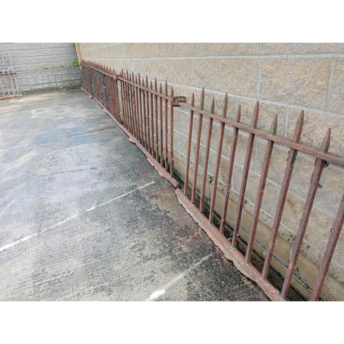 433 - Cast iron railings with staggered points {Total length 26 metres x H 100}. (NOT AVAILABLE TO VIEW IN... 