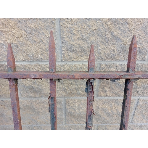 433 - Cast iron railings with staggered points {Total length 26 metres x H 100}. (NOT AVAILABLE TO VIEW IN... 