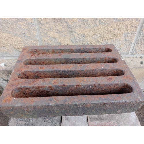 487 - Cast iron drain hopper {H 20cm x W 35cm x D 25cm }.