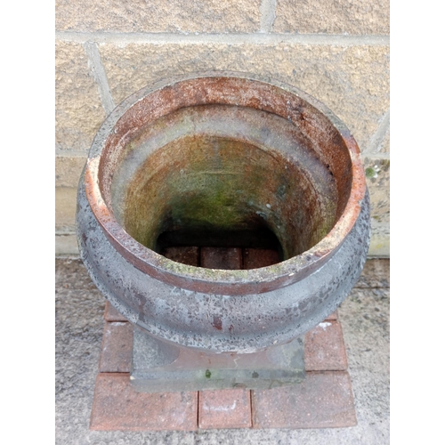 492 - Pair of salt glazed chimney pots {H 50cm x W 33cm x D 33cm }. (NOT AVAILABLE TO VIEW IN PERSON)