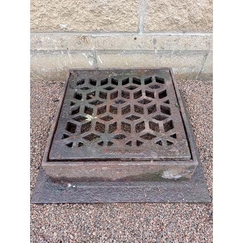 494 - Cast iron manhole {H 15cm x W 41cm x D 41cm }. (NOT AVAILABLE TO VIEW IN PERSON)