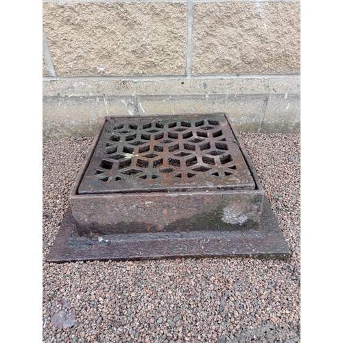 494 - Cast iron manhole {H 15cm x W 41cm x D 41cm }. (NOT AVAILABLE TO VIEW IN PERSON)