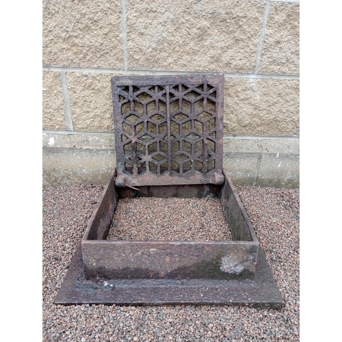 494 - Cast iron manhole {H 15cm x W 41cm x D 41cm }. (NOT AVAILABLE TO VIEW IN PERSON)