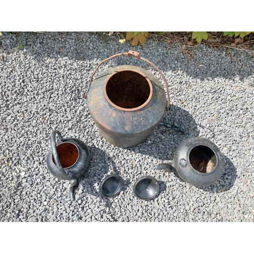 514 - Cast iron boiler and two cast iron kettles {38 cm H, 29 cm H and 34 cm H}.