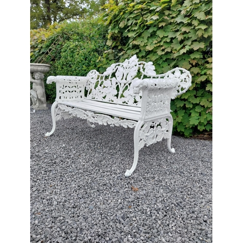 790 - Good quality cast iron garden bench decorated with oak leaf and dogs heads in the Coalbrookdale styl... 