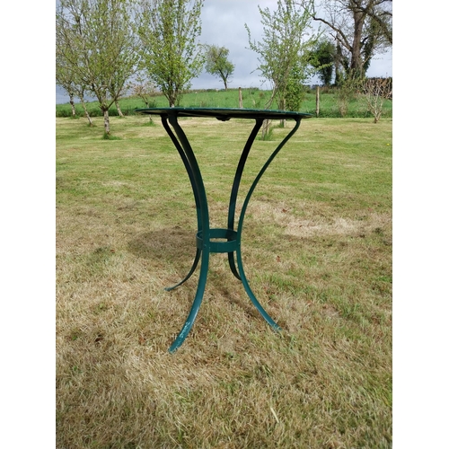 902 - Painted metal circular garden table {}.