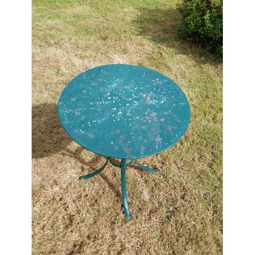 902 - Painted metal circular garden table {}.