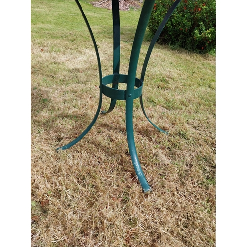 902 - Painted metal circular garden table {}.