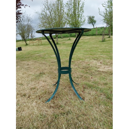 902 - Painted metal circular garden table {}.