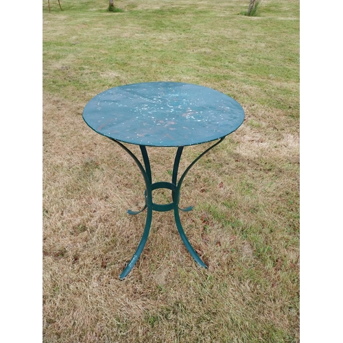 902 - Painted metal circular garden table {}.