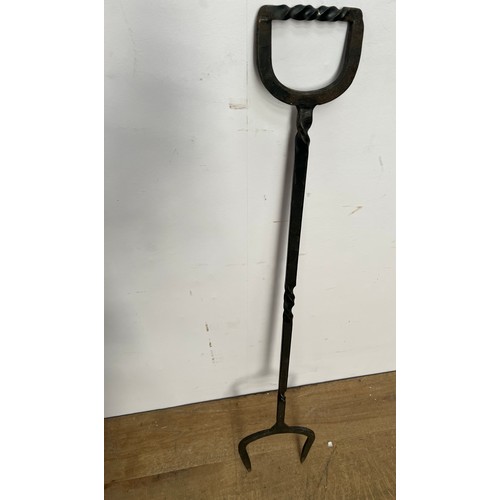 1001 - Wrought iron fork {H 119cm x W23cm x D 1cm}. (NOT AVAILABLE TO VIEW IN PERSON)