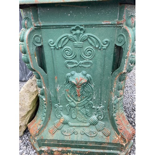 546 - Good quality decorative cast iron pedestal in the Victorian style {100 cm H x 80 cm W x 80 cm D}.