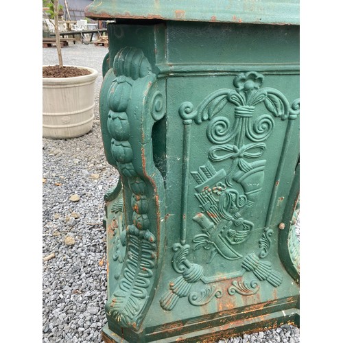 546 - Good quality decorative cast iron pedestal in the Victorian style {100 cm H x 80 cm W x 80 cm D}.