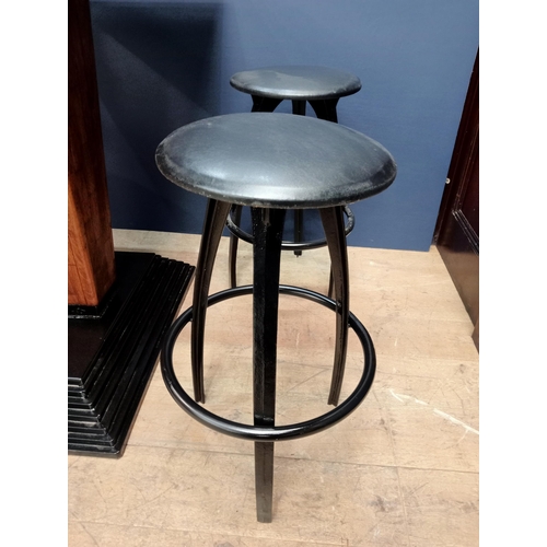 500 - Cast iron stepped drink stand high table with Iroka top and four iron high stools with leather seats... 