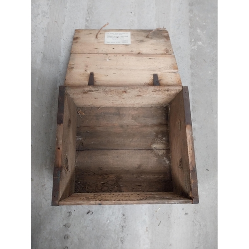 529 - Robinson and Payne Wine Merchant London wooden advertising crate. {25 cm H x 52 cm W x 45 cm D}.